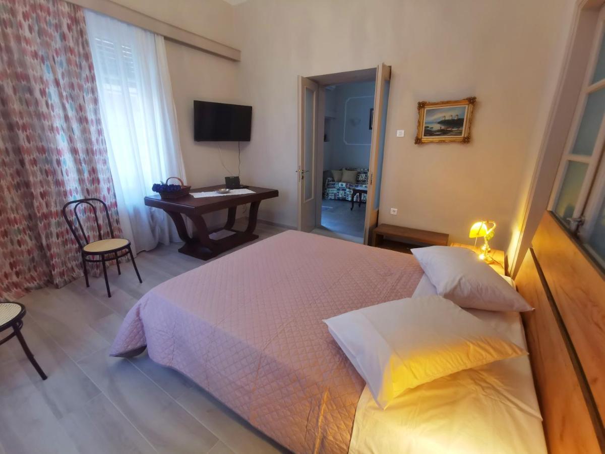 The Traditional Athenian House For 6, Near Metro Athènes